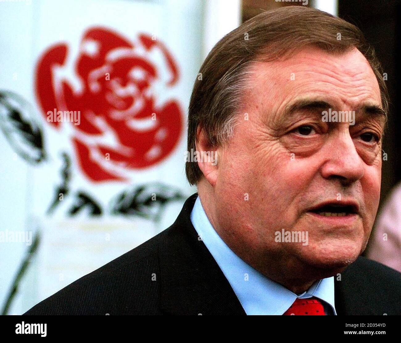 Der stellvertretende Premierminister John Prescott verlässt die Büros der East Hull Labour Party, nachdem er offiziell seine Absicht angekündigt hat, sich als stellvertretender Parteiführer niederzusetzen. Stockfoto