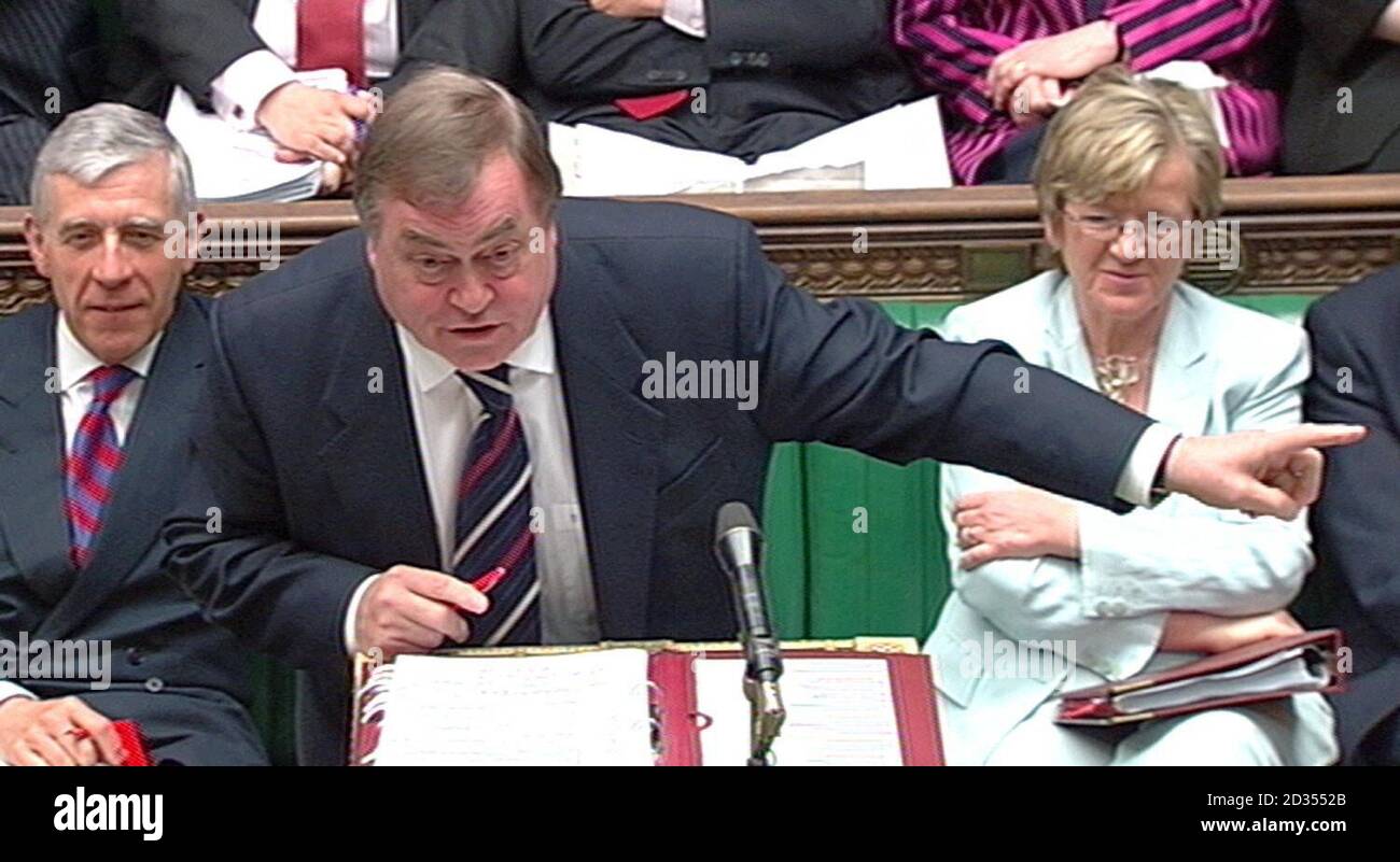 Der stellvertretende Premierminister John Prescott spricht während der Fragen des Premierministers im Unterhaus im Zentrum von London. Stockfoto