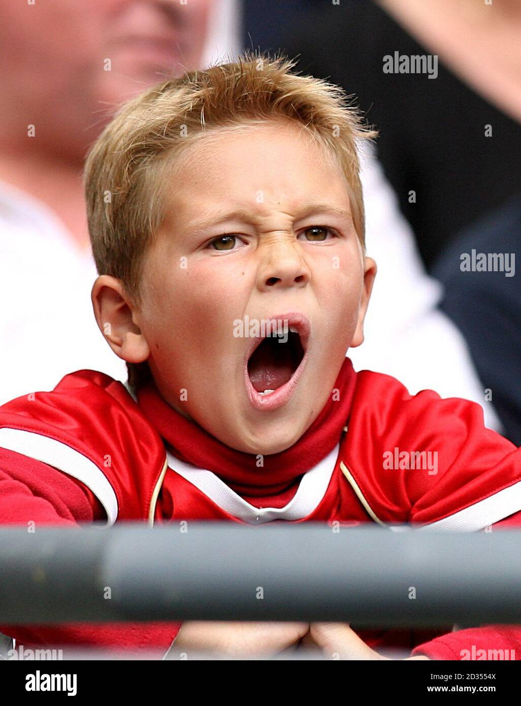 Ein junger Manchester United Fan findet das Spiel ein wenig Langweilig Stockfoto