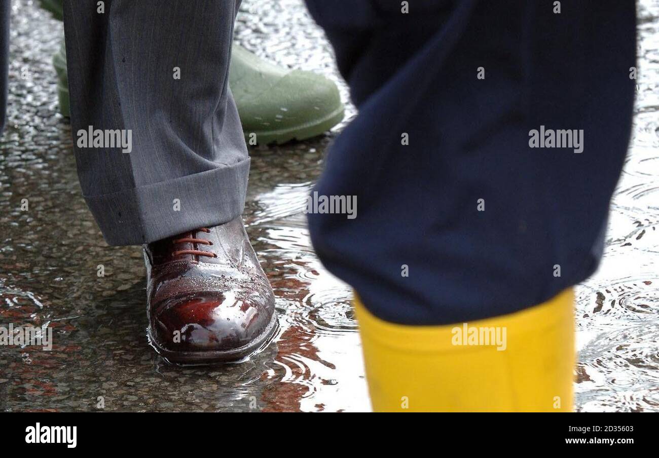 Der Prince of Wales Schuh wird heute bei den Überschwemmungen in toll Bar bei Doncaster gezeigt, wo er mit dem Schlauchboot um die am schlimmsten betroffenen Teile des überfluteten Dorfes gebracht wurde. Stockfoto