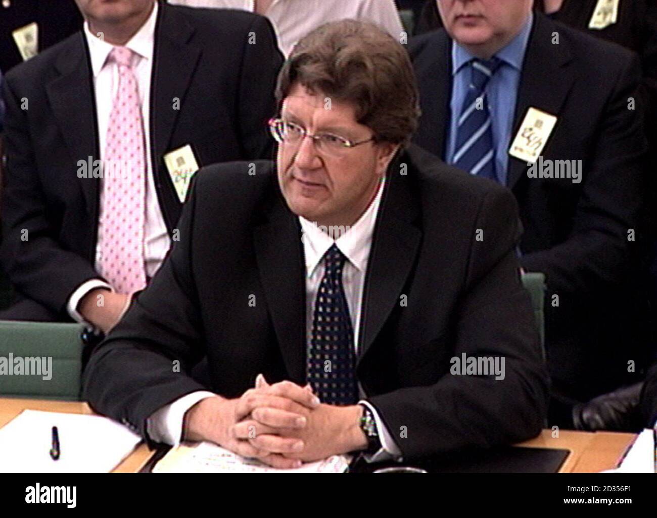 Video-Clip des stellvertretenden Generaldirektors der BBC Mark Byford im Gespräch mit dem DCMS Select Committee im House of Commons im Zentrum von London. Stockfoto