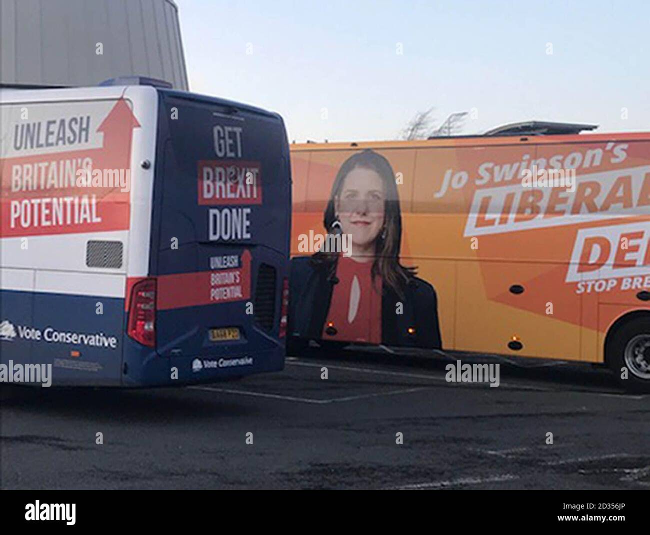 Die Liberalen Demokraten' Schlacht Bus parkte neben dem Tory Wahl Trainer an der Woodall Autobahn Dienstleistungen auf der M1-Sonntag. Stockfoto