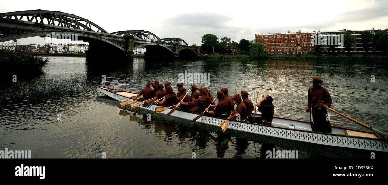 Die 'Bruderschaft', das alles männliche Charity Drachenboot Team, das sich bereit gemacht hat, Kate Middletons all Women 'Sisterhood' über den Kanal zu fahren, enthüllt seine Mannschaft auf der Themse im Westen Londons. Stockfoto