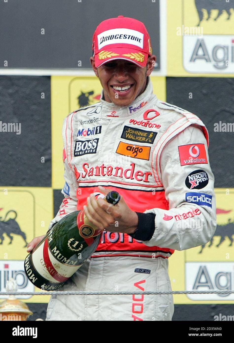 Der britische McLaren Mercedes-Pilot Lewis Hamilton feiert seinen Sieg beim Grand Prix von Ungarn auf dem Hungaroring bei Budapest. Stockfoto
