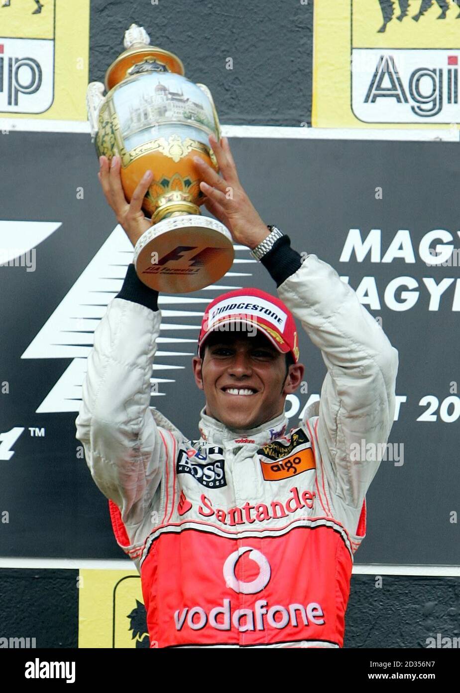 Der britische Lewis Hamilton feiert seinen Sieg beim Großen Preis von Ungarn auf dem Hungaroring-Kurs bei Budapest, Ungarn. Stockfoto