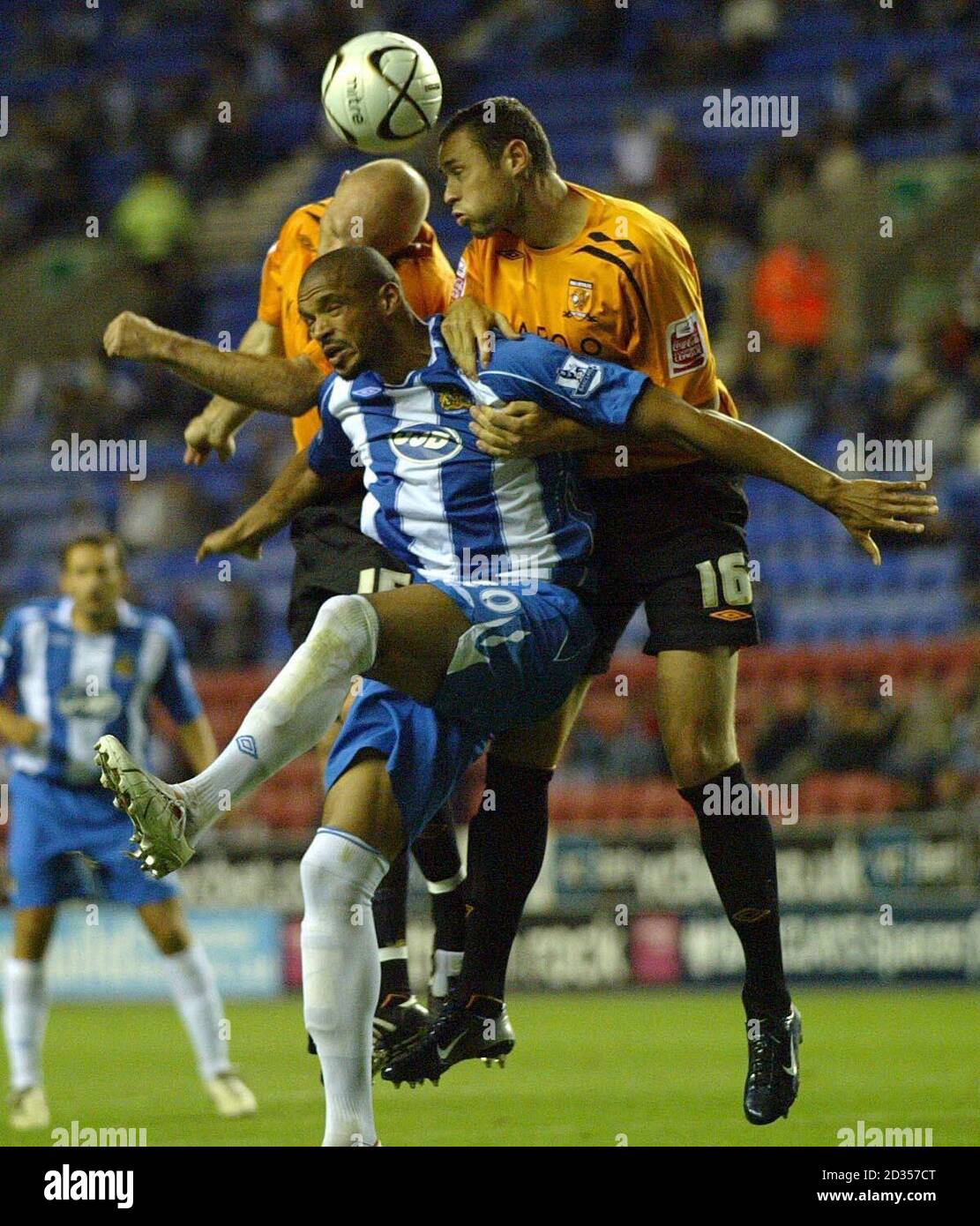 Wigans Caleb Folan ist beim Carling Cup Second Round Match im JJB Stadium, Wigan, aus der Nummer herausgekommen. Stockfoto