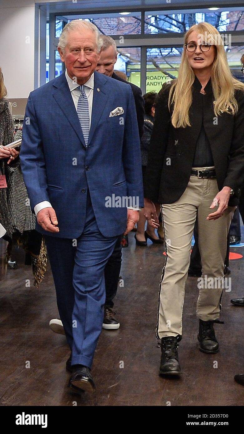 Der Prince of Wales trifft sich mit Mitarbeitern, die Prince's Trust Alumni sind, während eines Besuchs im TK Maxx Store in Tooting High Street, London. Stockfoto