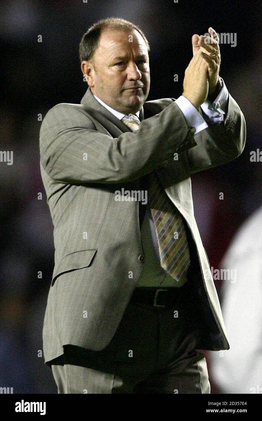 Der Manager von Bristol City, Gary Johnson, zeigt seine Niedergeschlagenheit nach der 2-1 Niederlage seines Teams gegen Manchester City im Carling Cup Second Round Spiel im Ashton Gate, Bristol. Stockfoto