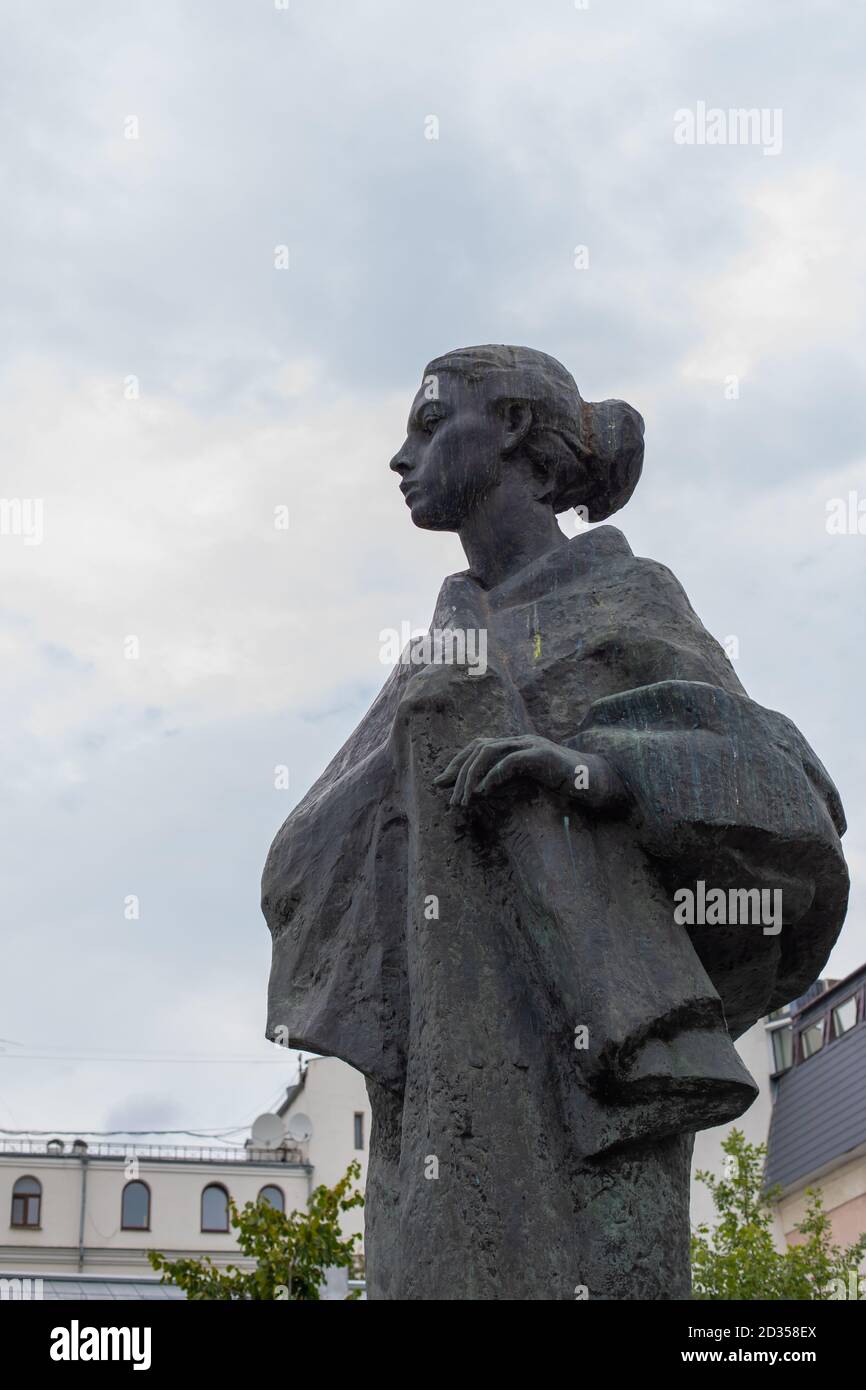 Moskau, Russland - 24. August 2020: Bronze-Denkmal für die revolutionäre Nadeschda Krupskaja. Nahaufnahme im Hochformat. Junge Frau mit Stoff drapiert Stockfoto