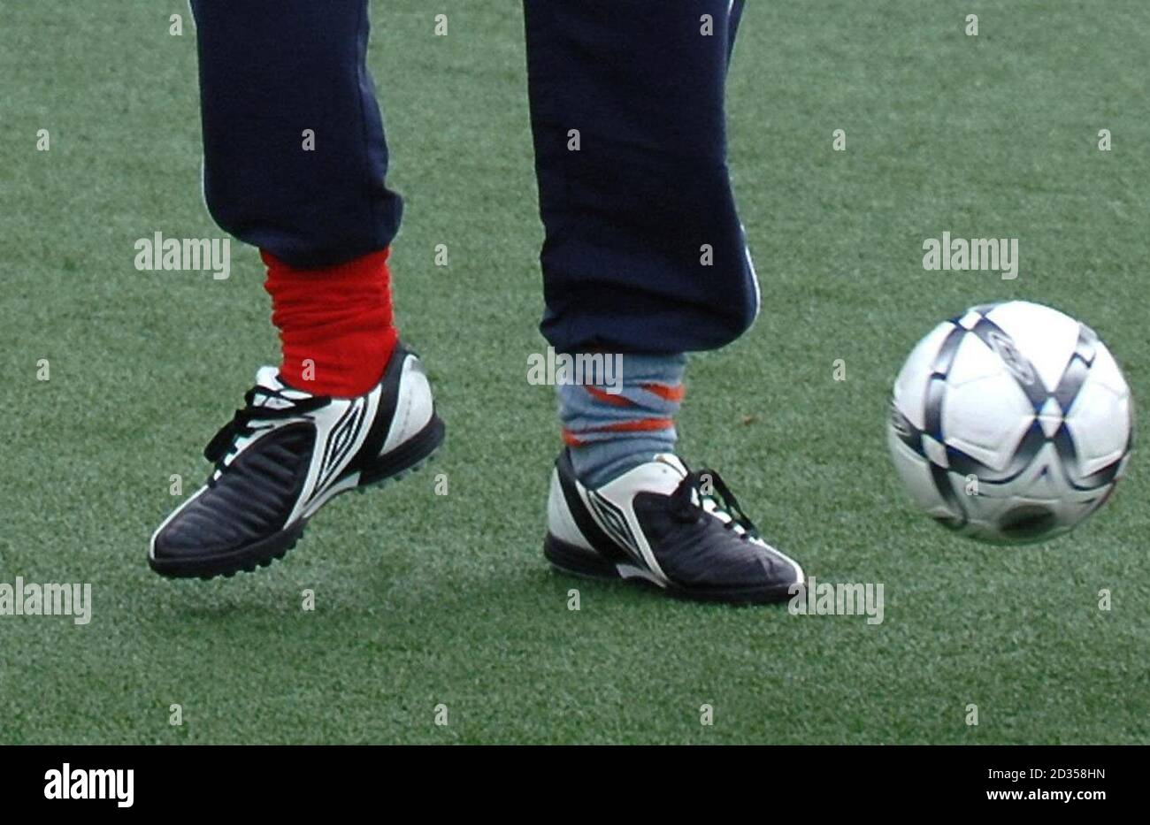 Prinz William, in verschiedenen Farben Socken nimmt, spielt Fußball mit Jugendlichen während eines Besuchs der FA hat-Trick-Projekt im West Gate Community College Center for Sport, Newcastle. Stockfoto