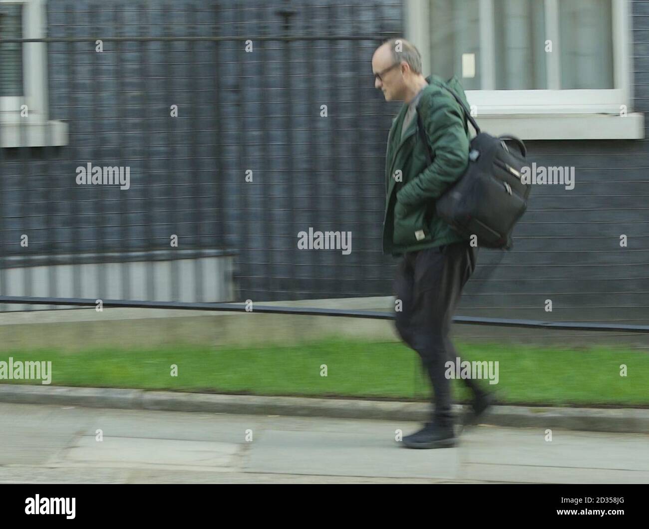 Screengrab aus dem PA-Video von Dominic Cummings, Chefberater von Premierminister Boris Johnson, mit Trainingshosen, als er in Downing Street, London, eintrifft, einen Tag nachdem Premierminister Boris Johnson Großbritannien in die Sperre gesetzt hatte, um die Ausbreitung des Coronavirus einzudämmen. Stockfoto