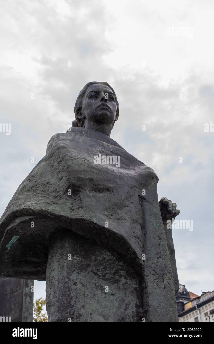 Moskau, Russland - 24. August 2020: Bronzestatue für Nadeschda Krupskaja, Ehefrau und Gefährtin Lenins, unten Porträt Nahaufnahme Stockfoto