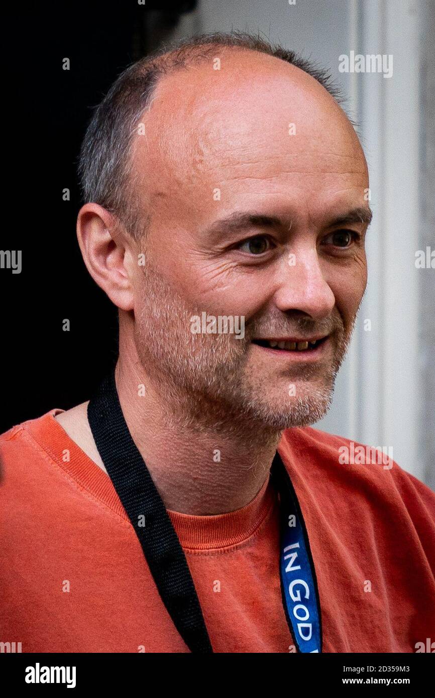 Dominic Cummings, Senior Adjutant von Premierminister Boris Johnson, mit einem "in God we Trust"-Trageband, verlässt 10 Downing Street, London, während Lockdown-Fragen weiterhin die Regierung bombardieren, nachdem sich herausstellte, dass er trotz Einschränkungen im Zusammenhang mit dem Coronavirus in das Haus seiner Eltern reiste. Stockfoto