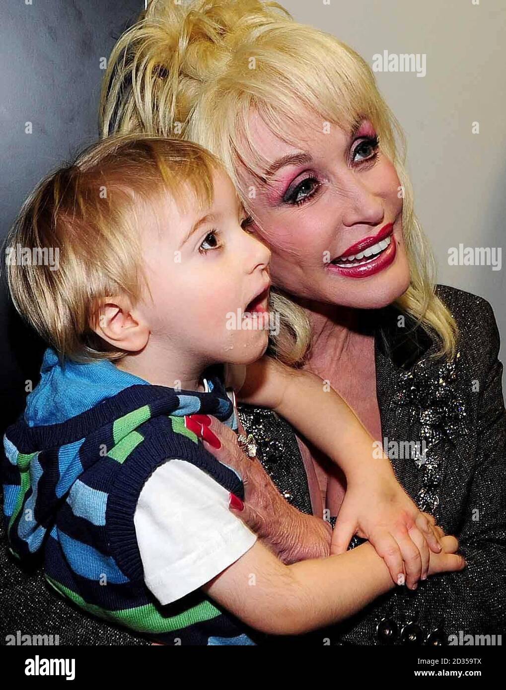 Country-Superstar Dolly Parton startet Imagination Library, ihr Programm zur Alphabetisierung ihrer Kinder im Magna Science Adventure Center in Rotherham, South Yorkshire. Stockfoto