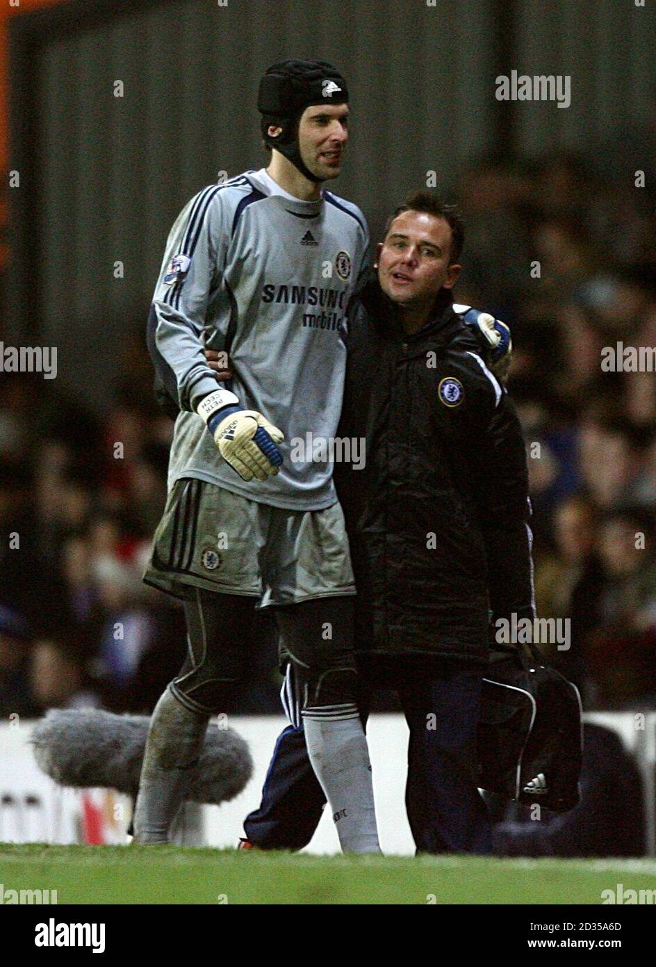 Chelsea-Torwart Petr Cech (links) wird vom Physio Dave Hancock nach dem Aufnehmen und der Verletzung vom Feld geführt. Stockfoto