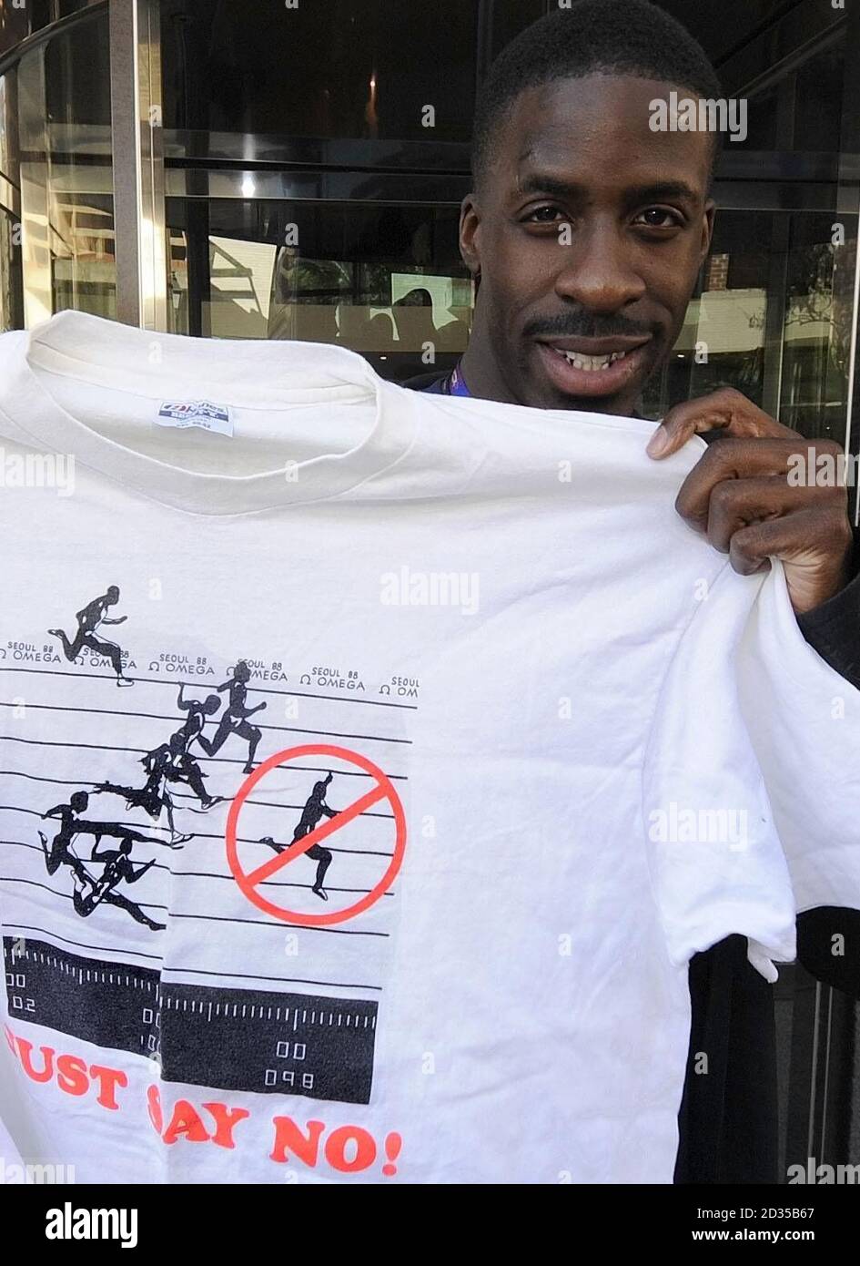 Dwain Chambers der Sprinter des GB- und NI-Teams hält ein T-Shirt und zeigt den entehrten Sprinter Ben Johnson, der in Valencia, Spanien, seine olympische Goldmedaille gewann. Chambers wird beim 60-m-Rennen bei den Leichtathletik-Weltmeisterschaften in der Stadt antreten. Stockfoto