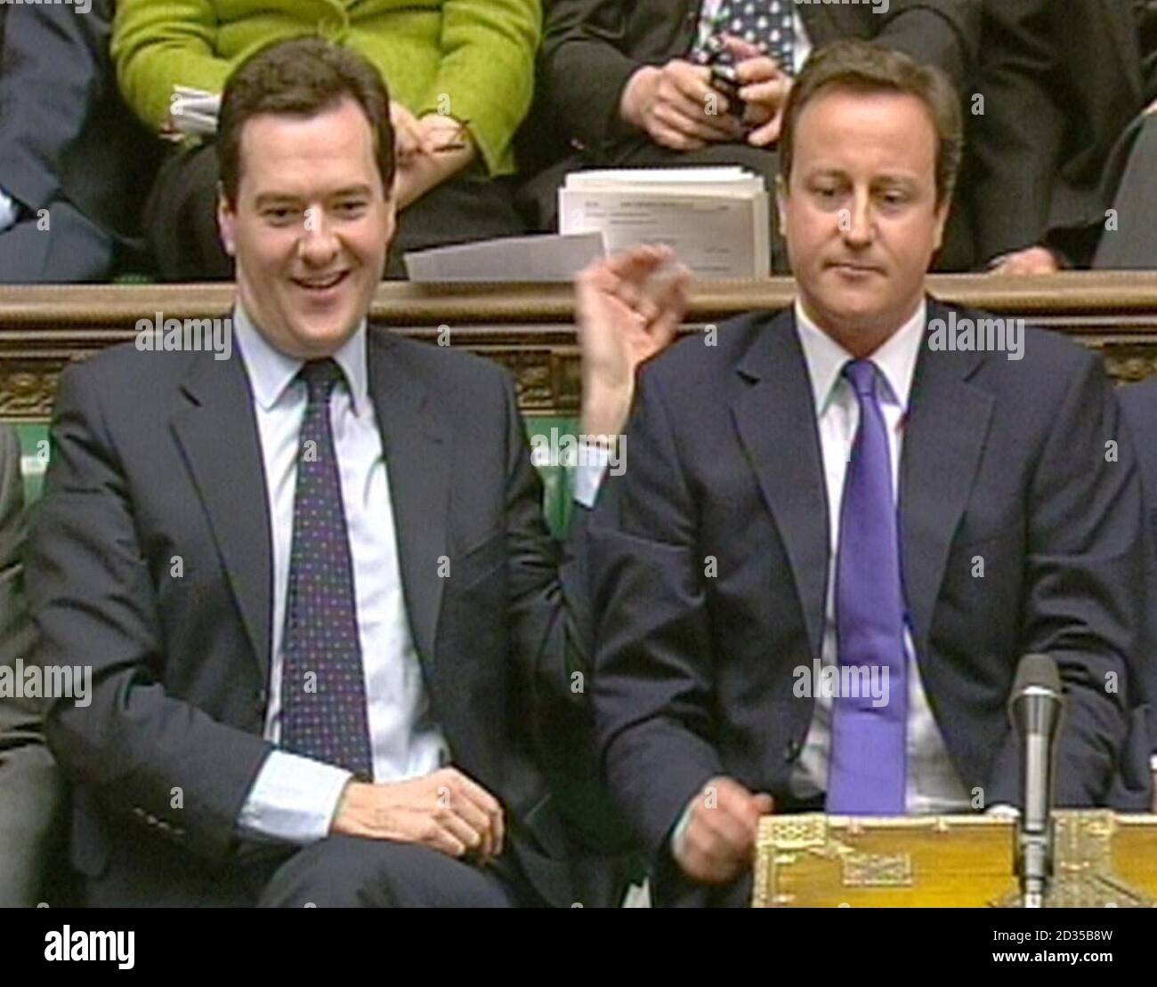 Oppositionsführer David Cameron sitzt neben dem Schattenkanzler George Osborne, nachdem er auf die Rede des Schatzkanzlers Alistair Darling im Unterhaus geantwortet hat. Stockfoto