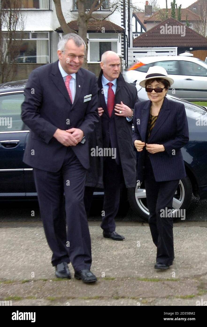 Yoko Ono kommt zu einem Besuch in John Lennons Elternhaus in der Menlove Avenue, Liverpool. Stockfoto