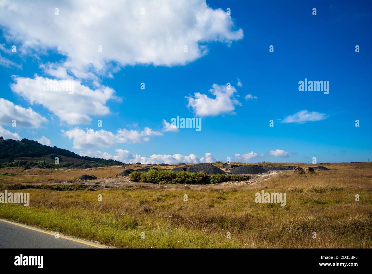Natürlicher Blick auf die gefalteten Berge und üppig grüne Täler mit klarem Himmel und Wolken von Cherrapunji, Meghalaya, Nordostindien Stockfoto