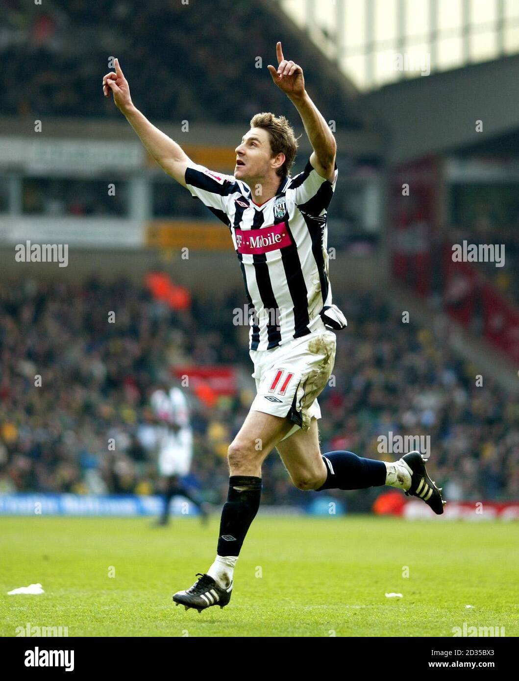 West Bromwich Albions Zoltan Gera feiert nach dem Tor beim Coca-Cola Championship-Spiel in Carrow Road, Norwich. Stockfoto