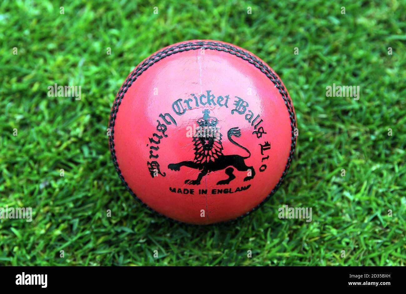 Ein rosafarbener Ball, der während des Spiels zwischen MCC und Schottland am Lord's Cricket Ground, London, verwendet wird. Stockfoto