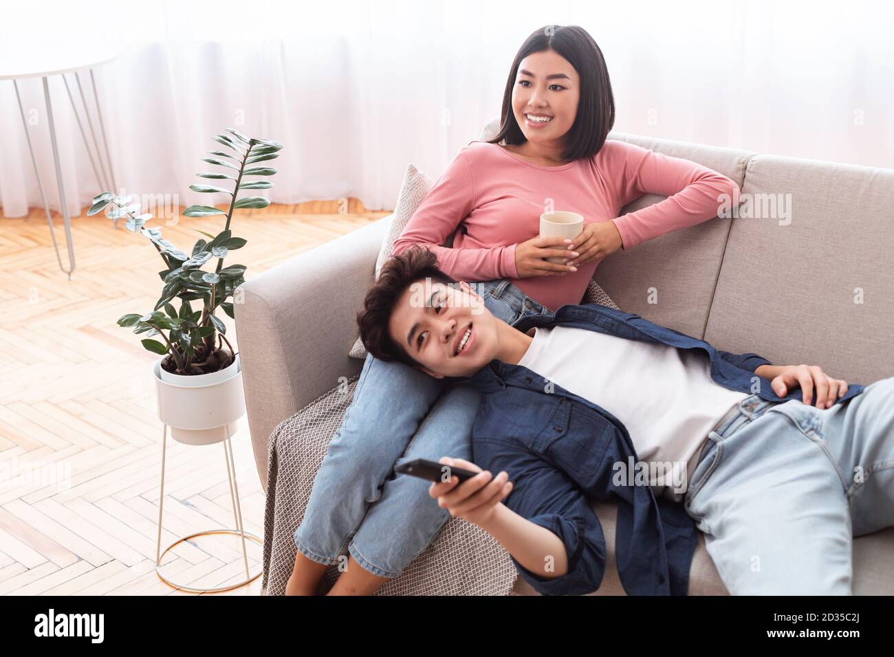 Japanisch pärchen Fernsehen genießen Familie Filme entspannen zu Hause Stockfoto