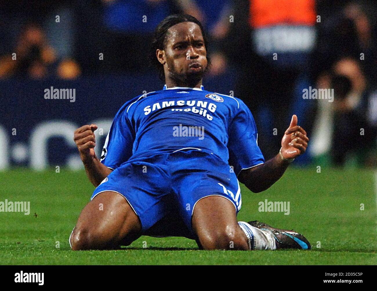 Chelsea's Didier Drogba feiert, nachdem er das Eröffnungstreffer von erzielt hat Das Spiel Stockfoto