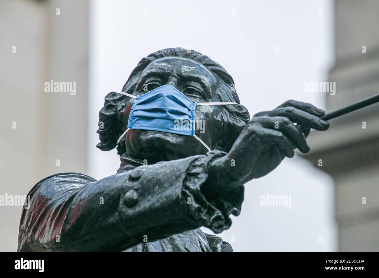 LONDON, Großbritannien, 7. Oktober 2020. Eine Bronzestatue von Sir Joshua Reynolds, (geb. Plympton, Devon, England 1723), die eine schützende Gesichtsmask vor der Royal Academy of Arts (RA) Sommer (Winter) Ausstellung 2020 trug, die wegen der Auswirkungen der Coronavirus-Sperre verzögert wurde.Quelle: amer ghazzal/Alamy Live News Stockfoto