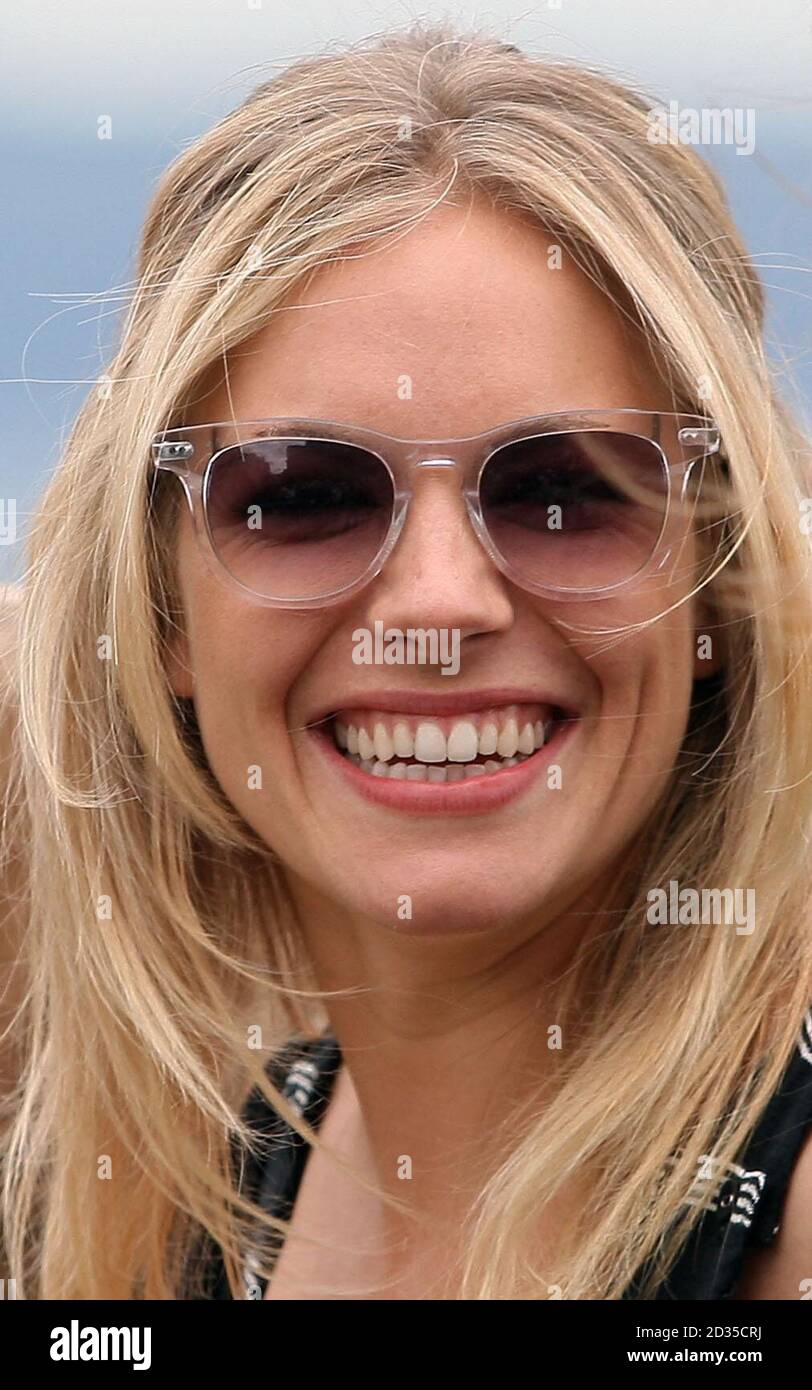 Sienna Miller bei einem Fotocall für 'Edge of Love' an der Western Defences, Edinburgh Castle in Edinburgh. Der Film hat seine Weltpremiere heute Abend auf dem Festival. Stockfoto