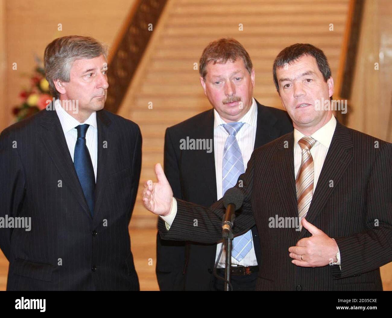 (L-R) Jim Fitzpatrick, britischer Minister für Straßenverkehrssicherheit, Sammy Wilson, nordirischer Umweltminister, und Noel Dempsey, irischer Verkehrsminister, halten in Stormont eine Pressekonferenz über die Disqualifikation von Fahrern in Großbritannien und Irland ab. Stockfoto