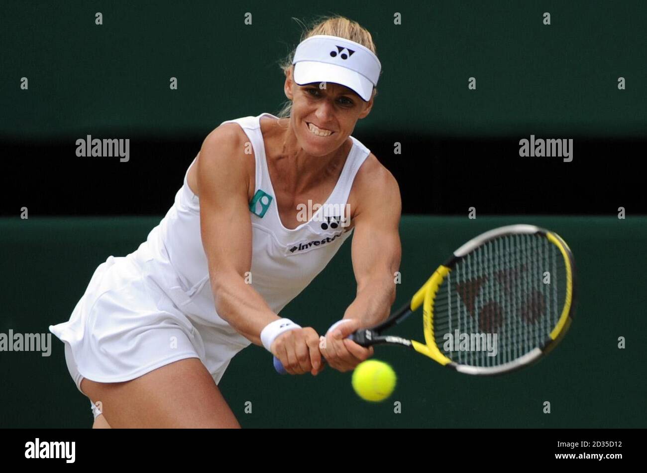 Die Russin Elena Dementieva im Einsatz gegen die USA Venus Williams während der Wimbledon Championships 2008 im All England Tennis Club in Wimbledon. Stockfoto