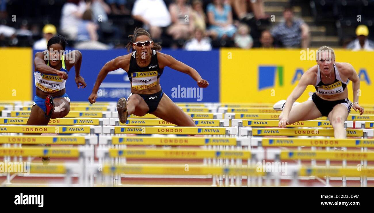 US-amerikanischer Lolo Jones (Mitte) gewinnt die 100-Meter-Hürden der Frauen beim IAAF Norwich Union London Grand Prix im Crystal Palace National Sports Centre, London. Stockfoto