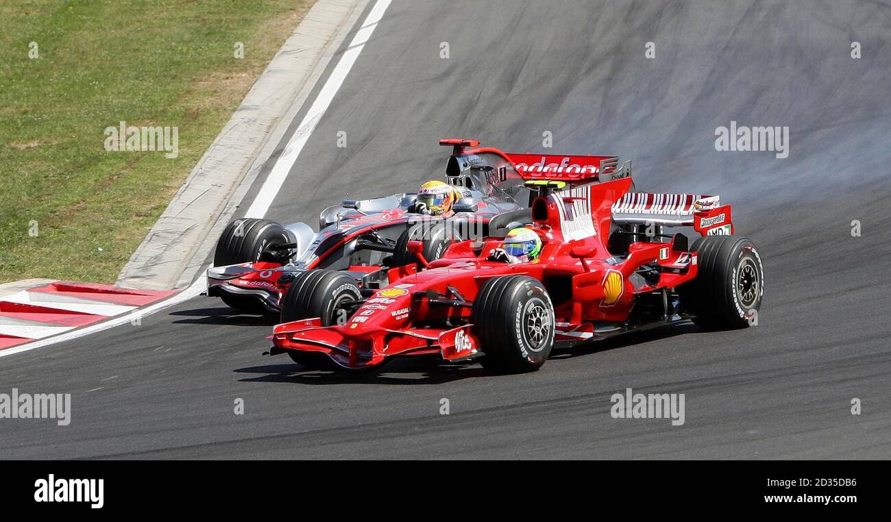 Der britische Lewis Hamilton wird vom Brasilianer Felipe Massa beim Großen Preis von Ungarn beim Hungaroring in Budapest in die erste Kurve geschlagen. Stockfoto