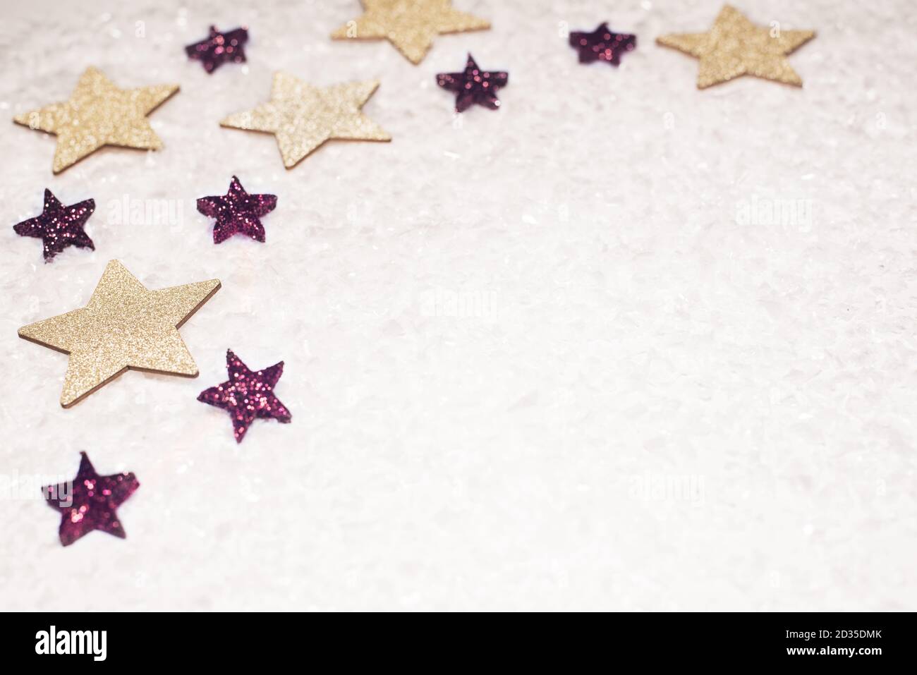 Weihnachtshintergrund, mit Gold und lila Glitzer Sterne und Schnee - anspruchsvoll, Luxus - Kopierraum Stockfoto