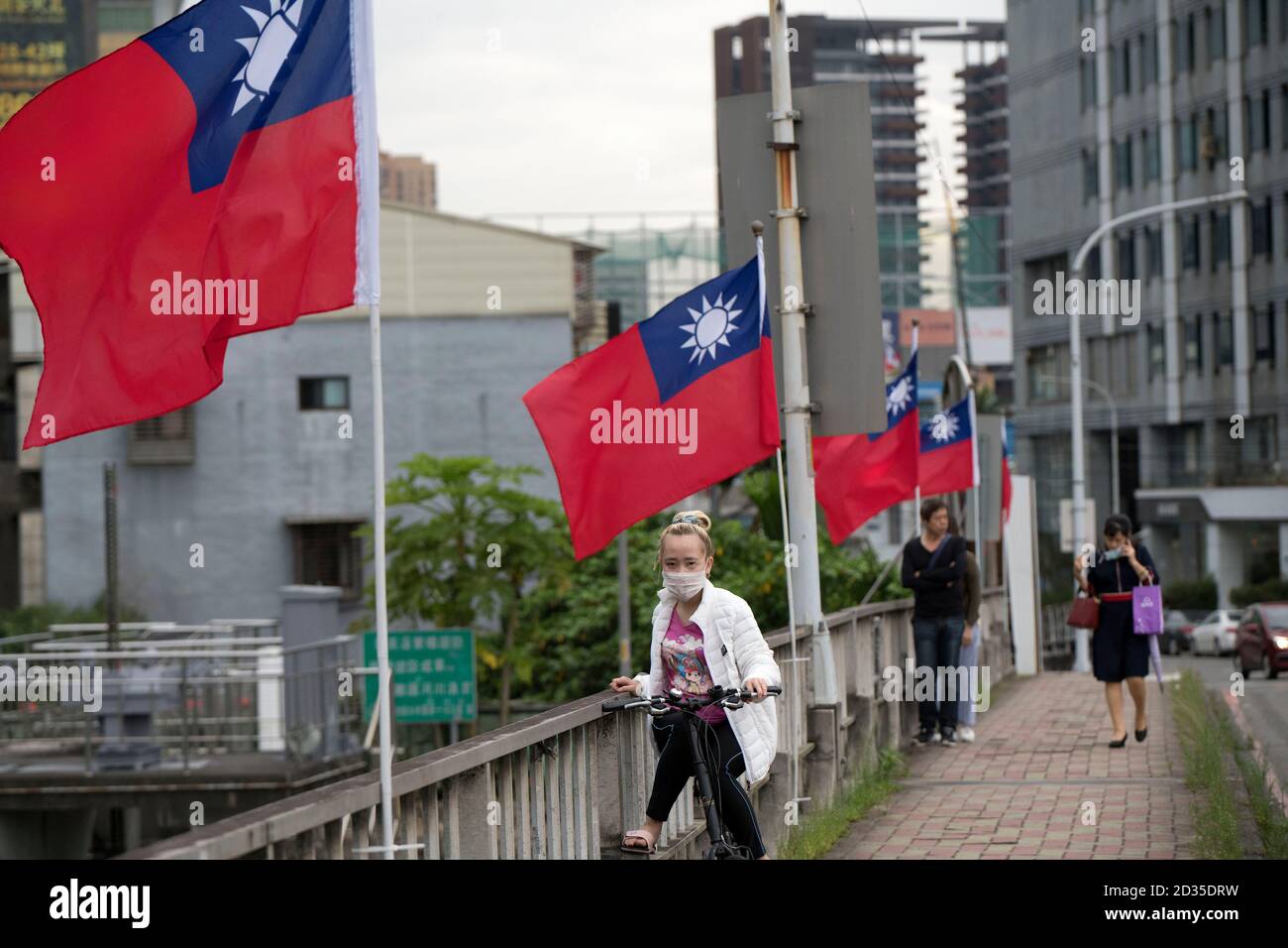 Taipei, N/A für Taiwan, Taiwan. Oktober 2020. Taiwanesische Nationalflaggen hängen an der Wanshou-Brücke in Taipeh, um den Nationalfeiertag der Republik China vorzubereiten. Der Feiertag erinnert an den Beginn des Wuchang-Aufstands vom 10. Oktober 1911, der zum Ende der Qing-Dyanastie in China führte. China sieht die inselrepublik als Erweiterung seines Landes, aber viele Taiwanesen glauben, Taiwan sei eine unabhängige Nation. Die jüngsten Engagements mit den USA machen die Kommunistische Partei Chinas zu einem Aufsehen. Quelle: Brennan O'Connor/ZUMA Wire/Alamy Live News Stockfoto