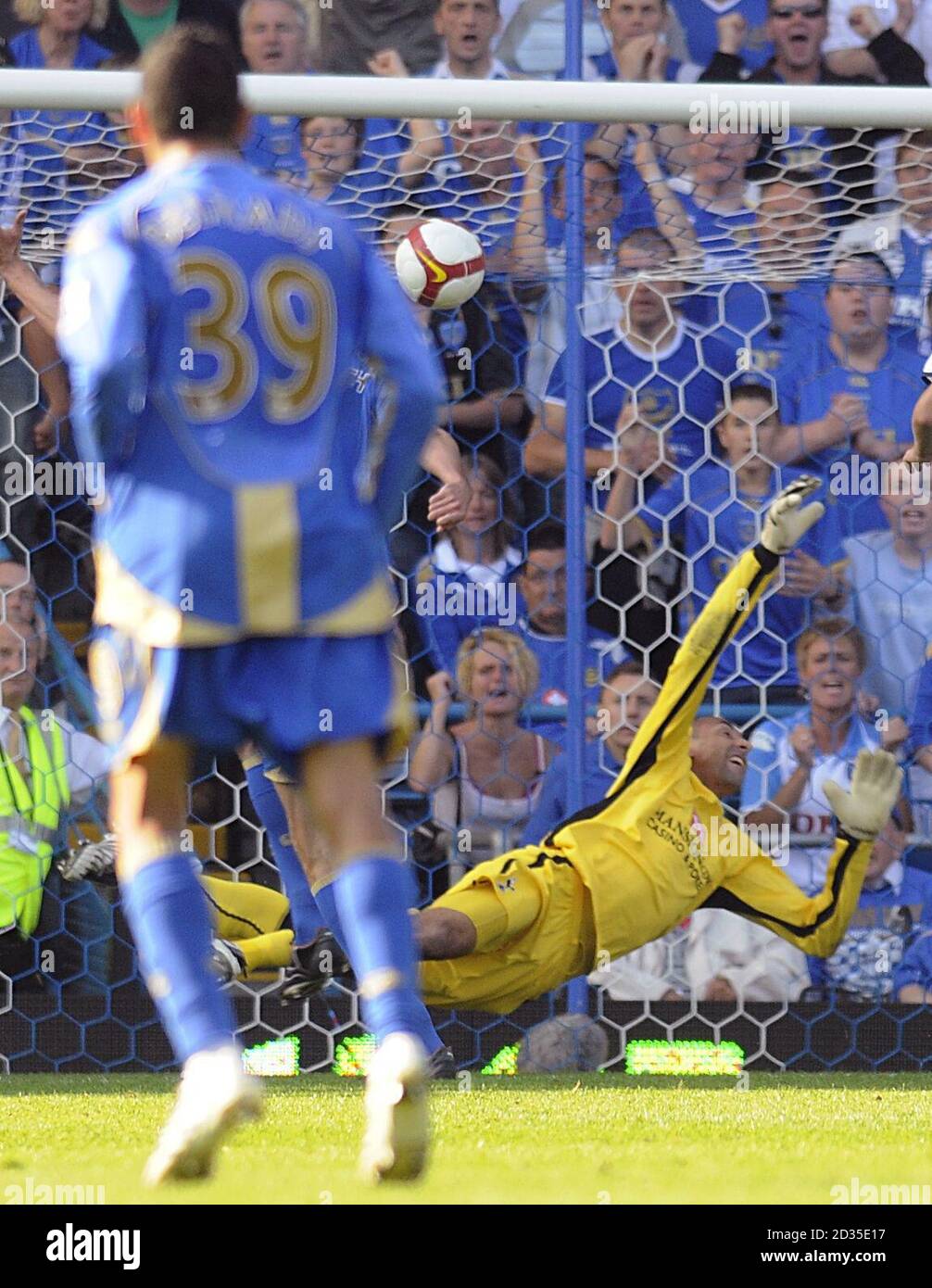 Portsmouth Peter Crouch (nicht im Bild) erzielt ihr zweites Tor. Im Bild: Tottenham Hotspur's Heurelho Gomes, der versucht, den Ball zu retten. Stockfoto