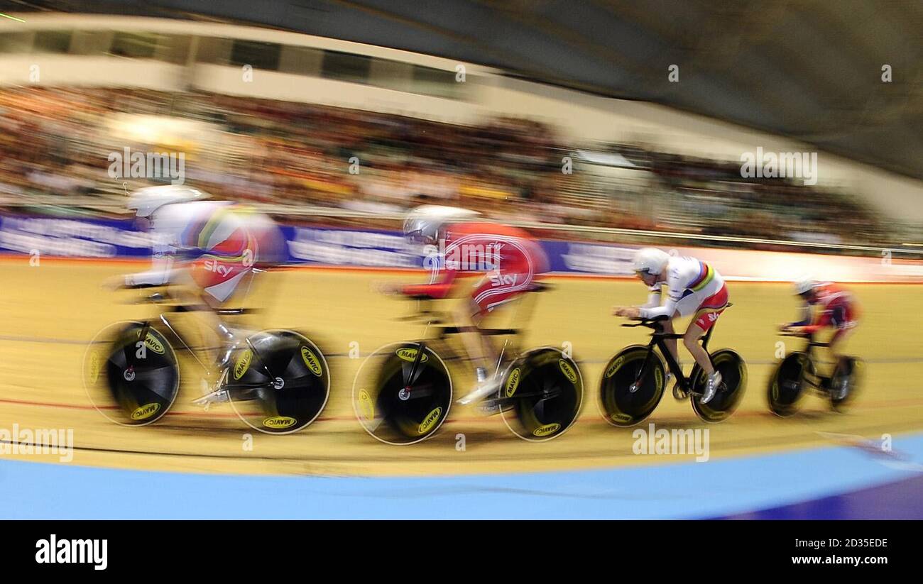 Das GB Pursuit Team von Geraint Thomas, Steven Burke, Edward Clancy und Rob Hayles konnte sich während des UCI Track World Cup im Manchester Velodrome, Manchester, am schnellsten für das Mannschaftsrennen qualifizieren. Stockfoto