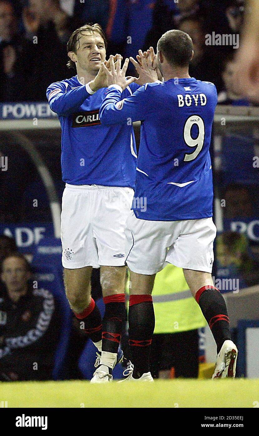 Sasa Papac der Rangers feiert sein Tor mit Kris Boyd während des Clydesdale Bank Premier League-Spiels im Ibrox Stadium, Glasgow. Stockfoto