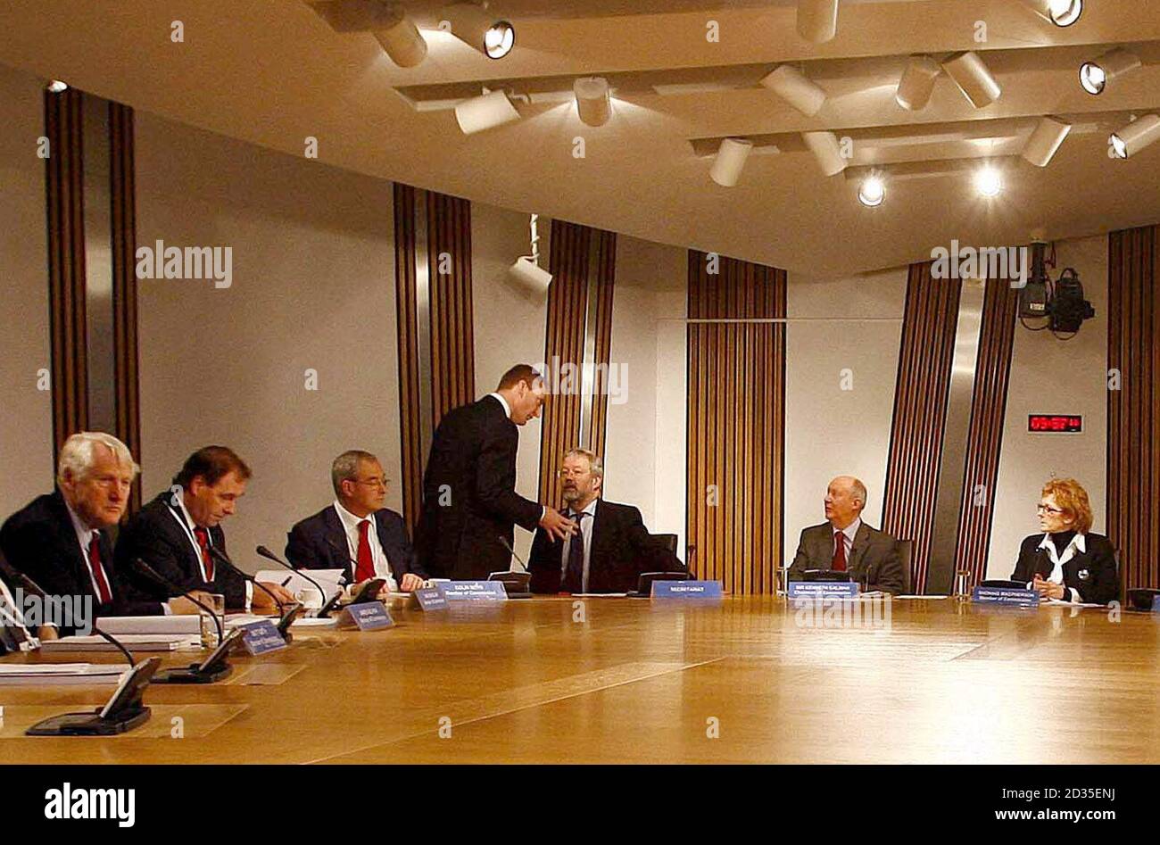 Sir Kenneth Calman (2. Rechts), Vorsitzender der Calman-Kommission, begleitet von den Kommissionsmitgliedern im schottischen Parlament in Edinburgh. Stockfoto