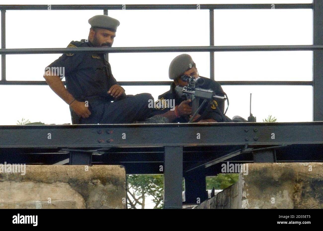 Indische Sicherheitskräfte patrouillieren im M. A. Chidambaram Stadium in Chennai, Indien. Stockfoto