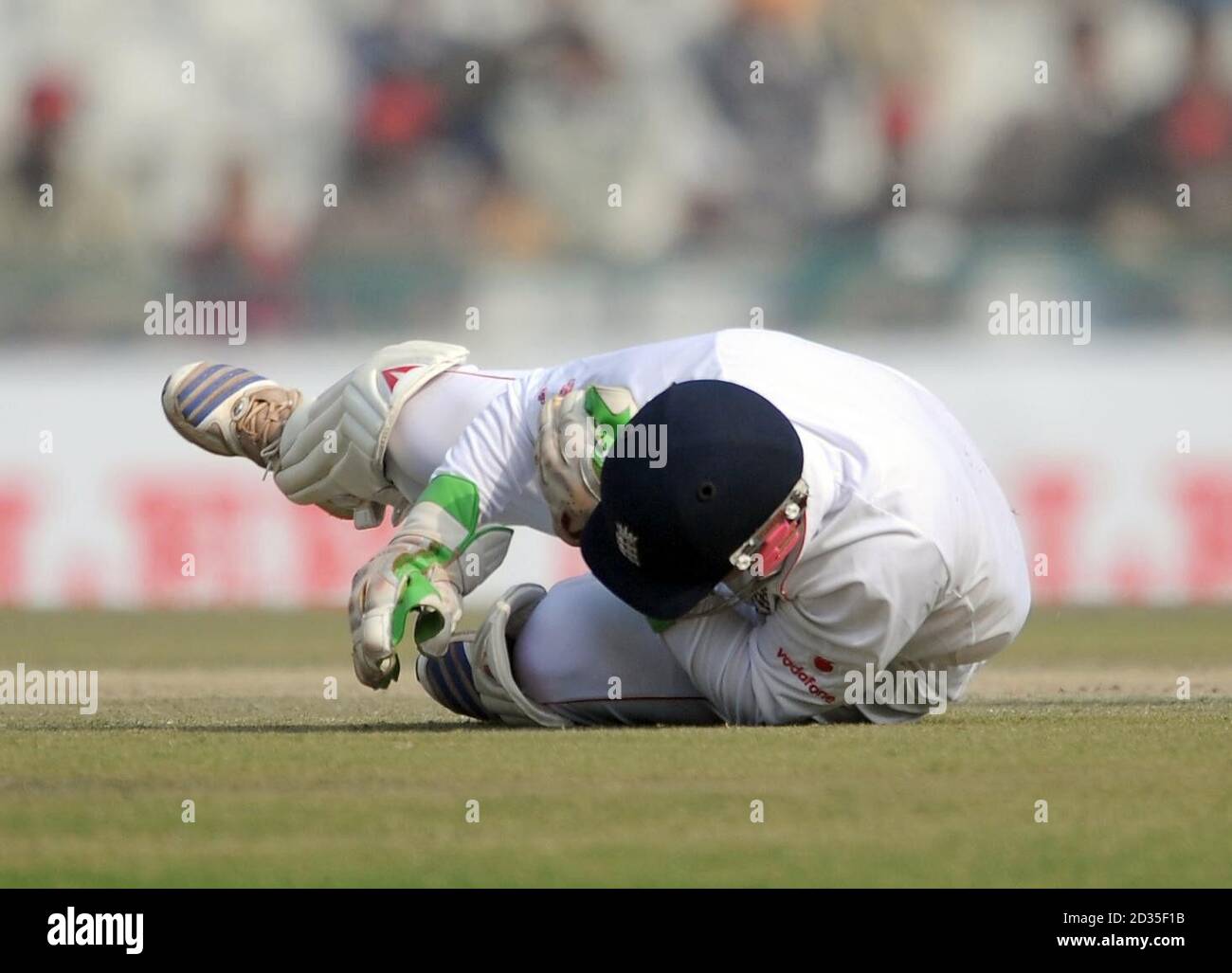 Matt Prior hält seine Schulter, nachdem er vom Ball getroffen wurde, als Yuvraj Singh (nicht abgebildet) am fünften Tag des zweiten Tests im Punjab Cricket Association Stadium, Mohali, Indien, Fledermäuse annahm. Stockfoto