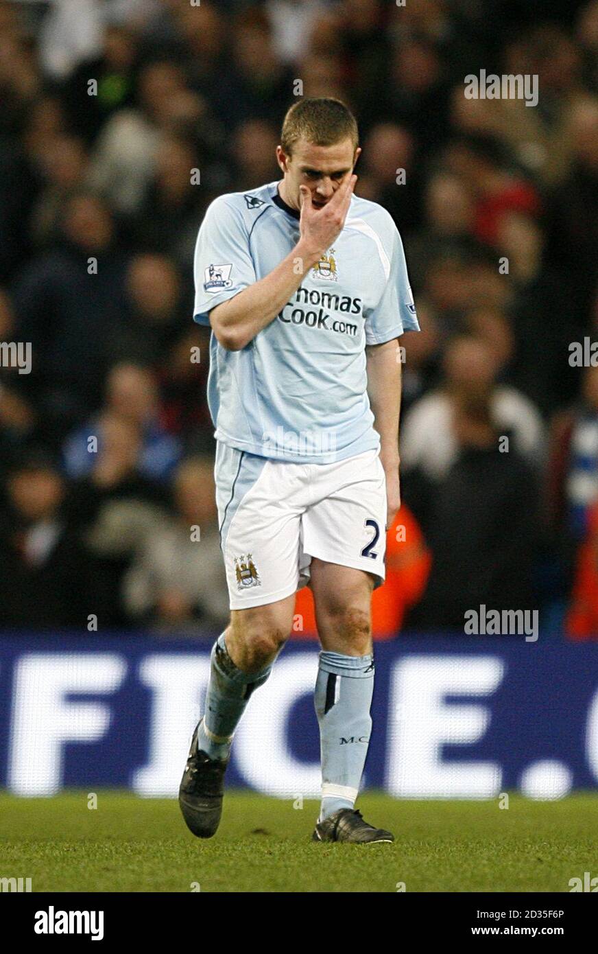 Richard Dunne von Manchester City läuft nach dem Spielfeld dejected ab Er wird abgeschickt, weil er bei Wigan Athletic's austrat Amr Zaki Stockfoto