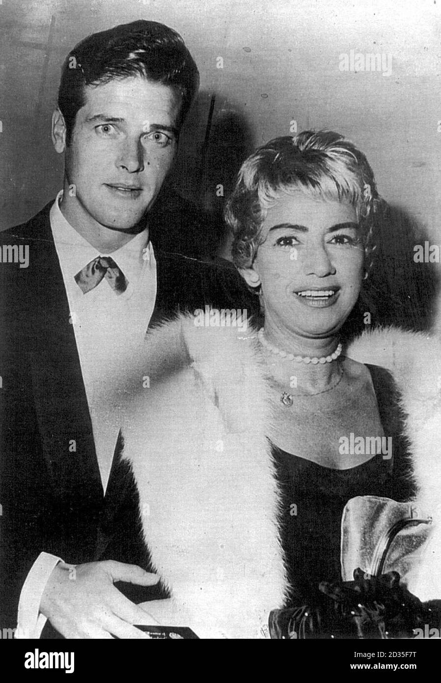 Sängerin Dorothy Squires mit Schauspieler Roger Moore kurz nach ihrer Heirat 1953. Frau Squires, die einst einer der meistverkauften britischen Plattenstars war, starb heute (Dienstag) im Alter von 83 Jahren nach einem langen Kampf gegen Krebs. Stockfoto
