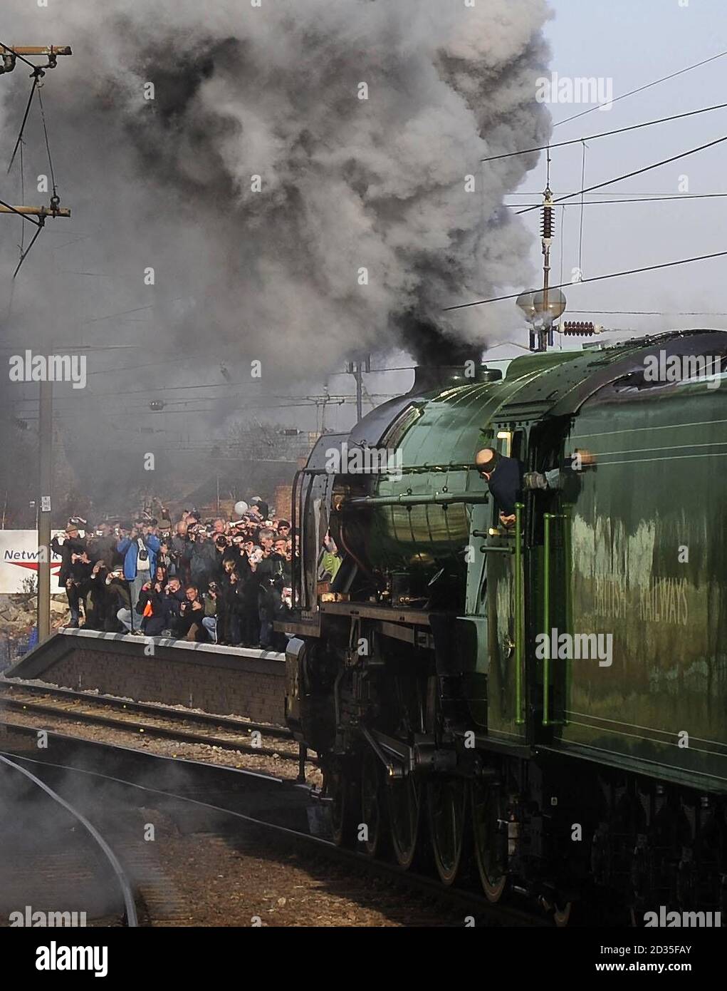 Enthusiasten packen die Bahnsteige der York Station, wenn die Peppercorn-Klasse A1 60163 Tornado die Station verlässt. Stockfoto