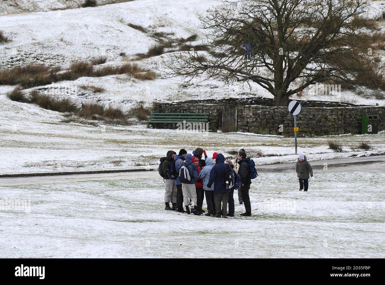 Gruppen von Wanderern kommen vom hohen Boden der North York Moors, als ein kalter Snap Großbritannien trifft. Stockfoto