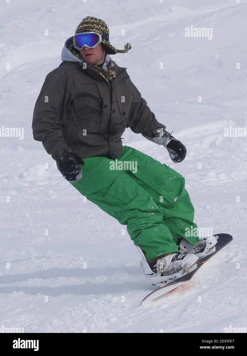 Ein Snowboarder auf Glenshee in Schottland nach dem jüngsten Schneefall. Stockfoto