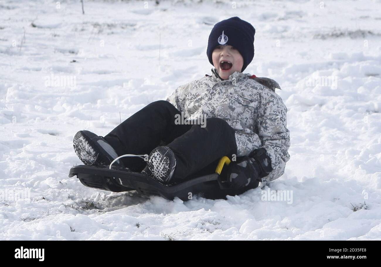 Der 9-jährige Ryan Davidson in der Nähe von Glenshee in Schottland nach dem jüngsten Schneefall. Stockfoto