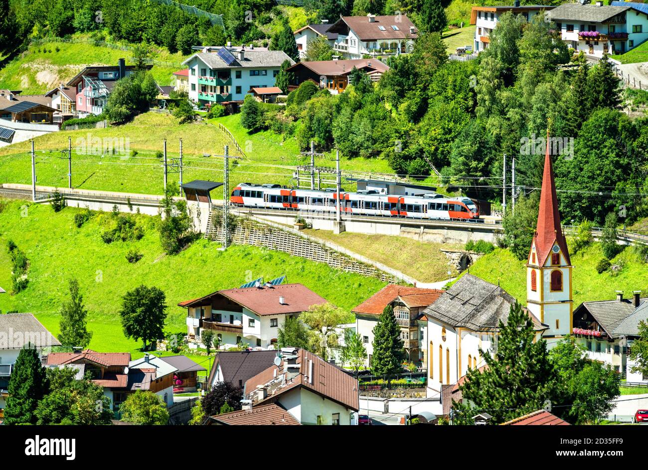 Regionalzug in Sankt Jodok am Brenner in Österreich Stockfoto