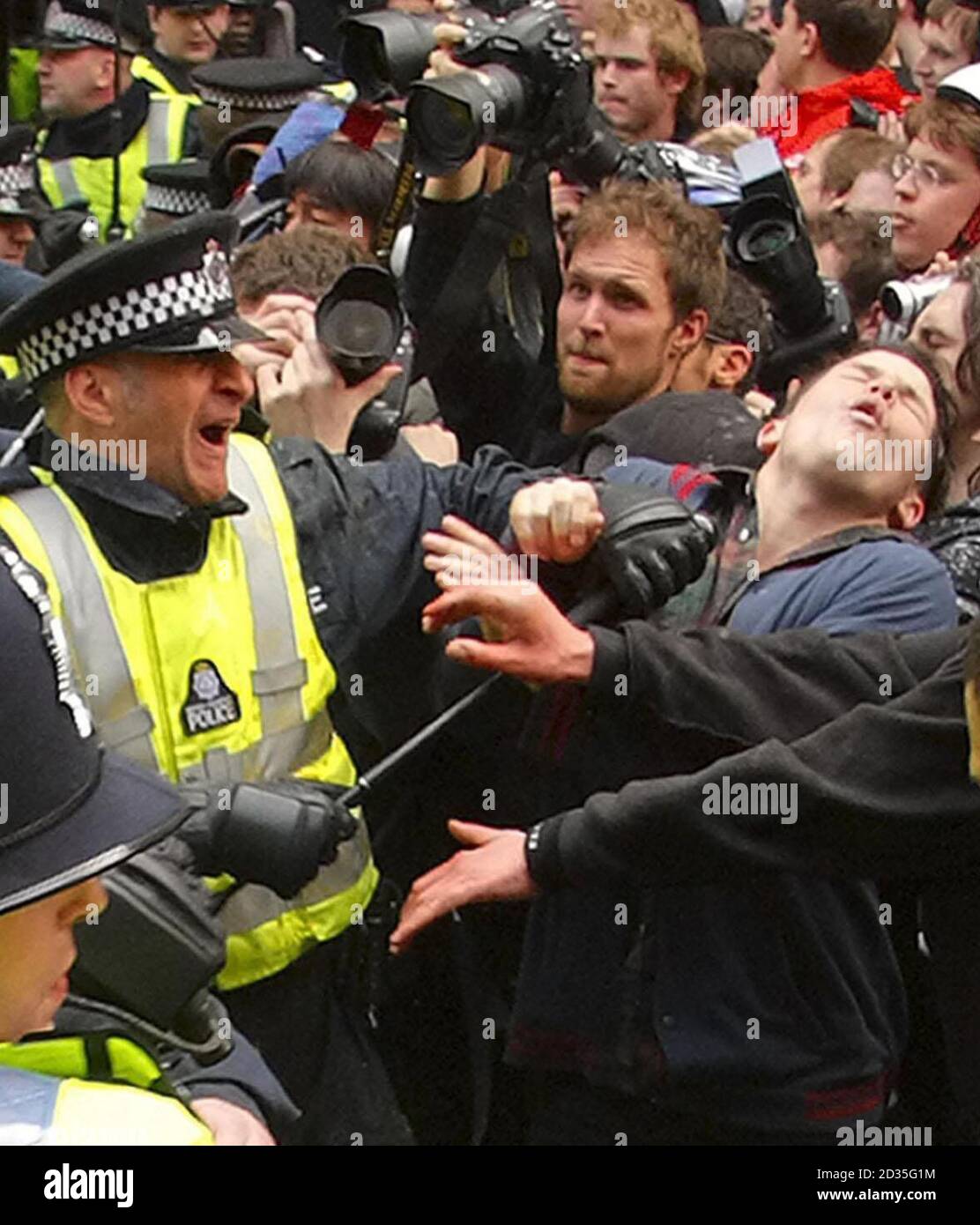 Protestierende und Polizei vor der Bank of England, als sie durch die City of London marschieren. Stockfoto