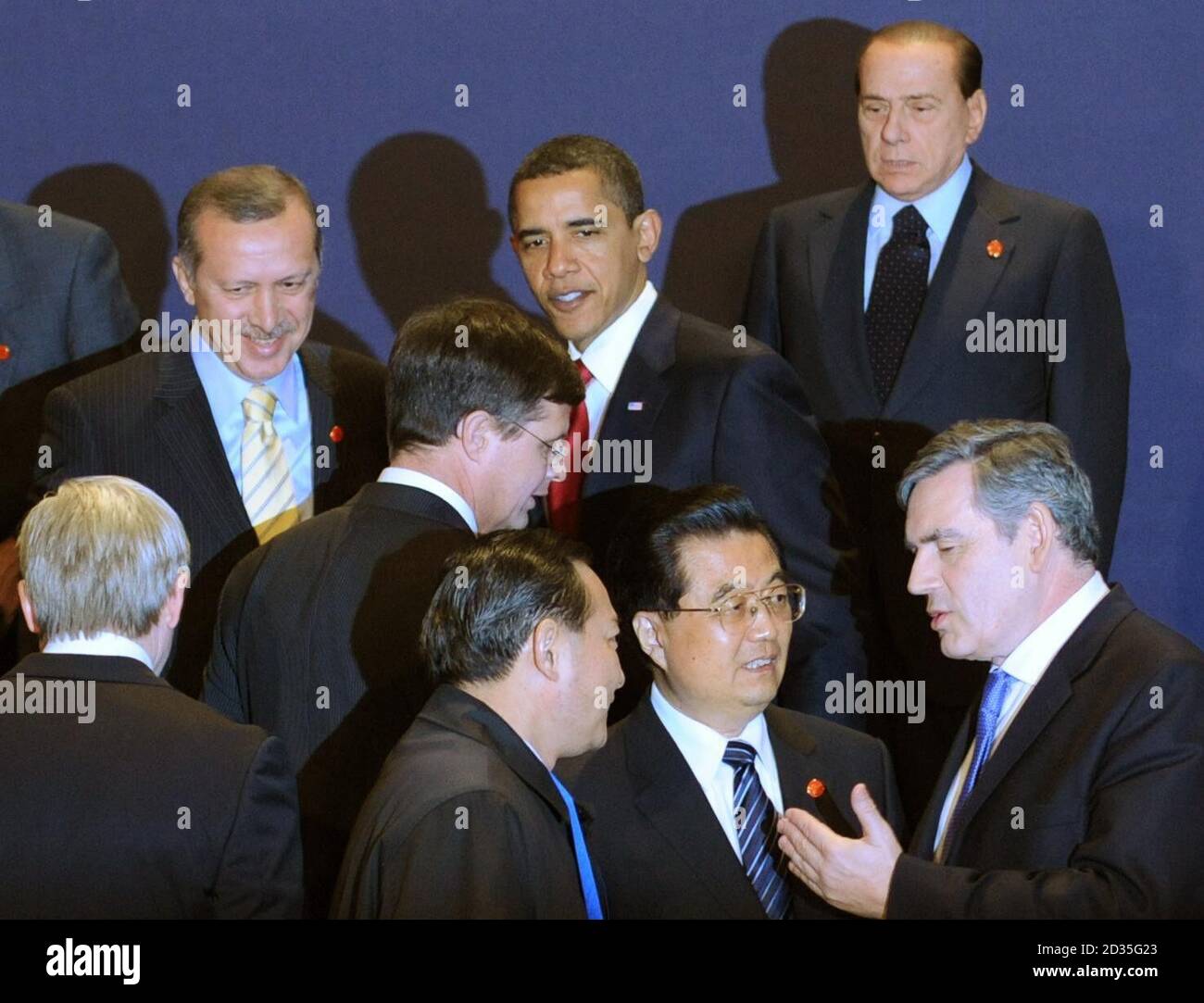 Premierminister Gordon Brown spricht mit dem chinesischen Präsidenten Hu Jintao, der heute zu Beginn des G20-Gipfels in London für ein Gruppenfoto posiert. Stockfoto